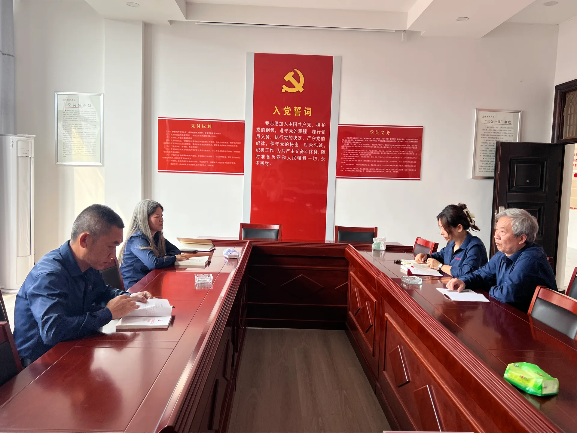 坚持线上线下相结合开展理论学习，推动理论学习走深走实。