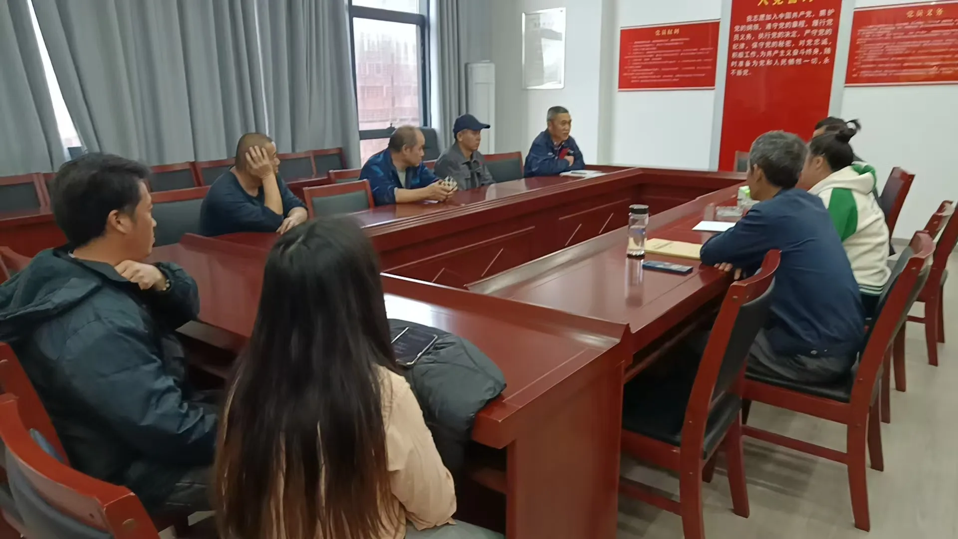 为了提高员工岗位操作技能，生产部各班组每月进行学习培训。