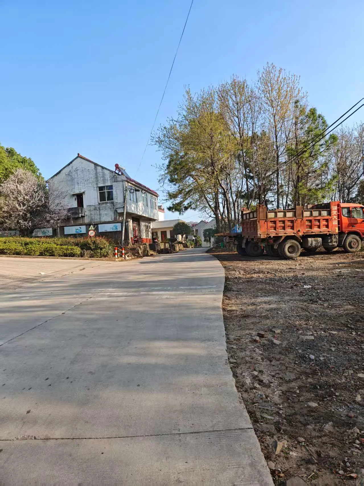 修建的谋道村农民组环庄公路，畅通乡村振兴路。