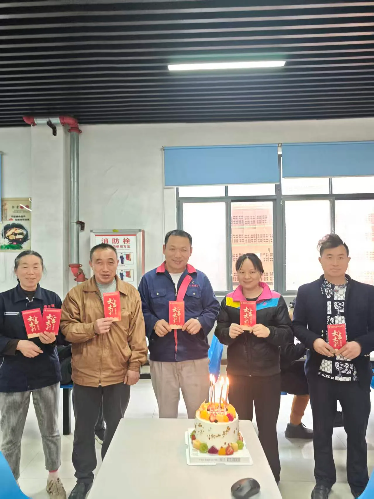 举办员工集体生日会，传递企业温情，营造暖心和谐的团队氛围。