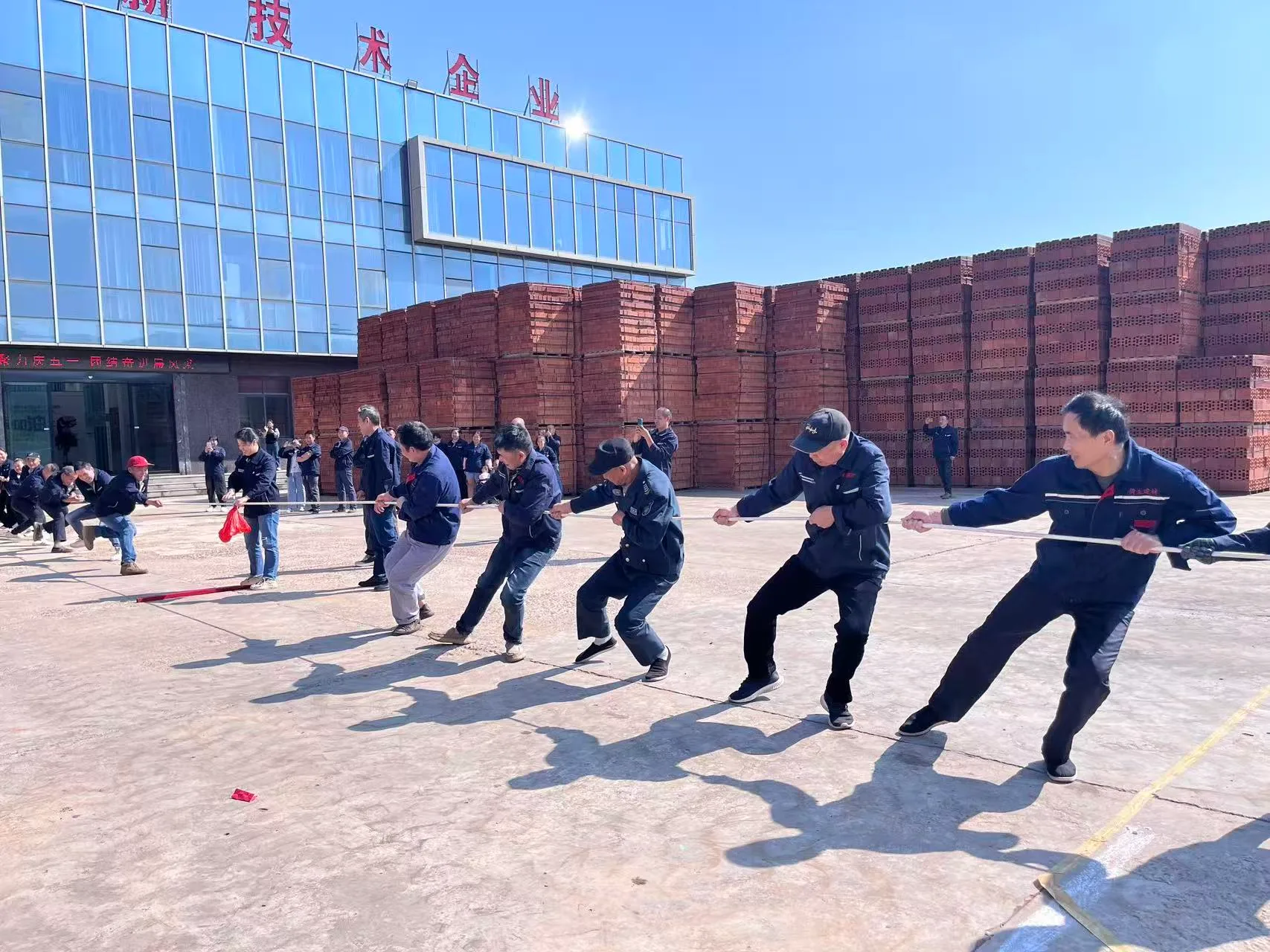 庆五一职工拔河比赛，凝聚团队力量，展现横生风采。